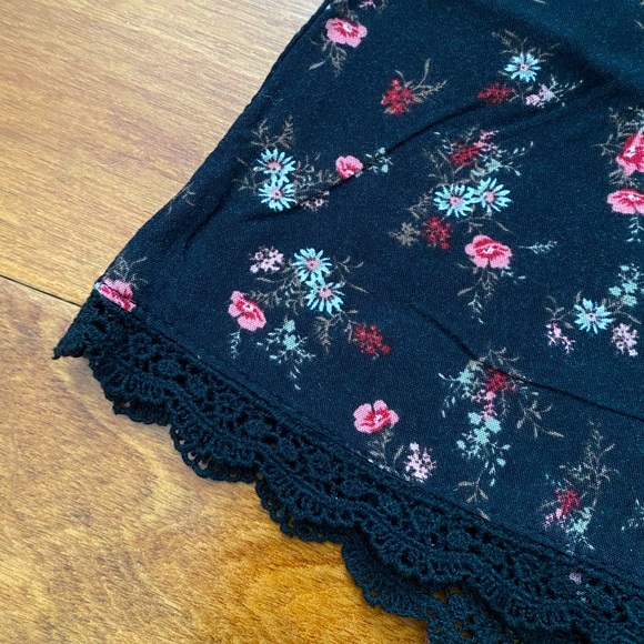 Ardene floral and lace shorts - Picture 3 of 4